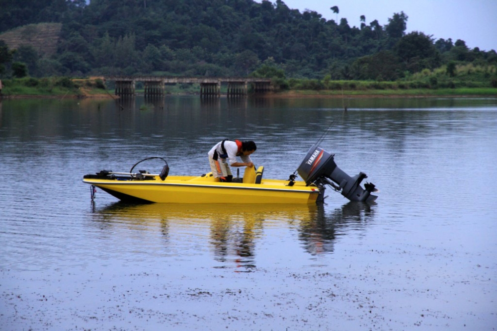 เรือแบส..ลงน้ำก่อนครับ..ต่อให้ก่อนเลยนะเนี่ย...