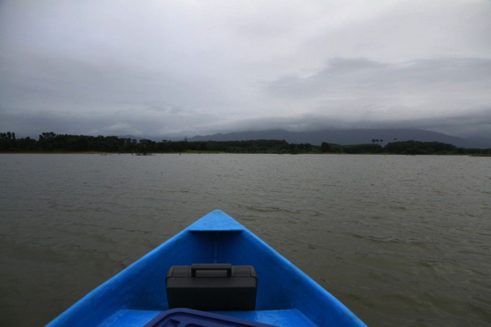ขับเรือออกไปเห็นทิวเขาไกลๆ ...บนเขามีแต่เมฆฝนเพียบเลย..