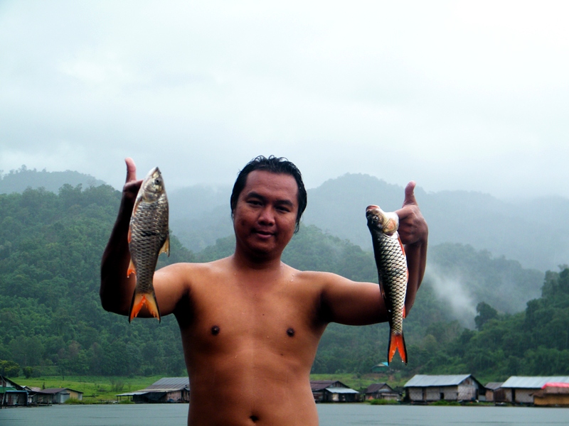 ป้อบจัดให้...ฝนตกหนักมาก ทำให้การถ่ายทำในเหตุการและสถานที่จริงทำไม่สดวก :laughing: :laughing: :laugh