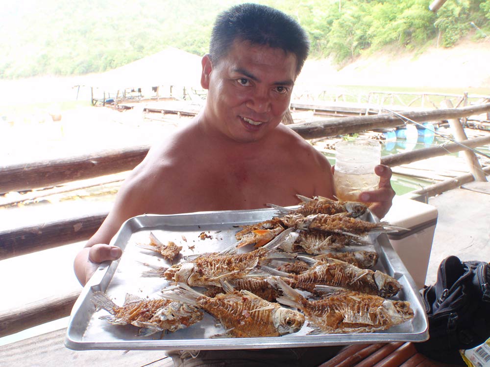 งานนี้น้าป้อ ขอโชว์หน่อย ปลาทอดถาดนี้ ปลาโผ้มท้างน้านนน  :laughing: :laughing: :laughing: