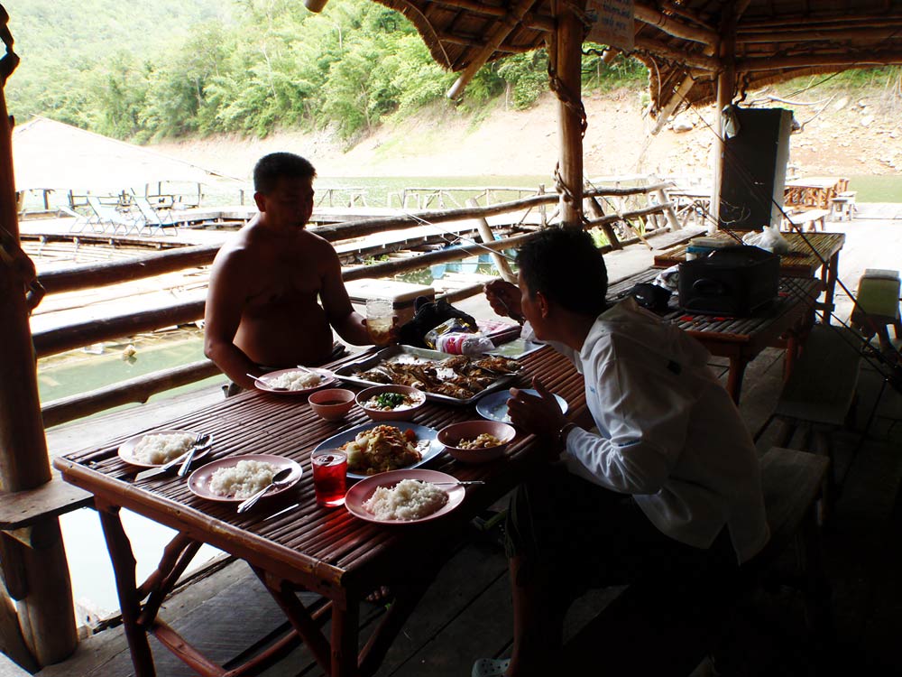 มื้อนี้น้าโป้ง ซัดไม่สนใจใครเลยเพราะเมื่อเช้าไม่ยอมกินกลัวไม่ได้แก้มือ  :laughing: