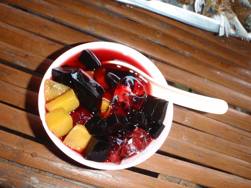 เริ่มอิ่มตบด้วยของหวานสักหน่อย 

ชื่นใจจริงๆ หวานๆ เย็นๆ กินบนแพแบบนี้ บอกได้คำเดียวว่า สวดยวดดดดด
