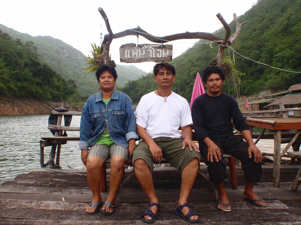 เวลาผ่านไปไวจริงๆ กินข้าวยังไม่ทันเสร็จดีเรือก็มารับแล้ว

สมาชิกเลยต้องขอเก็บภาพไว้เป็นที่ ระทึก ซ