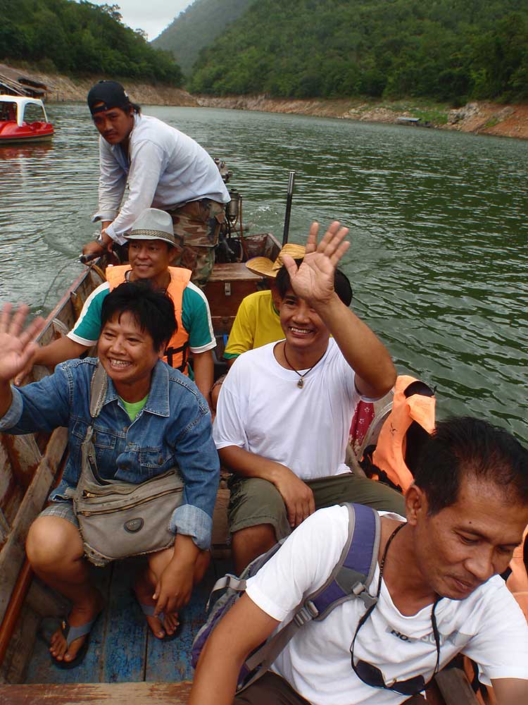 ลงเรือเรียบร้อย 

ลาพี่กับลุง ที่ดูแลแพหน่อย ทริปนี้สนุกมาก พี่กับลุงที่ดูแลแพเป็นกันเองมากๆ แถมดู