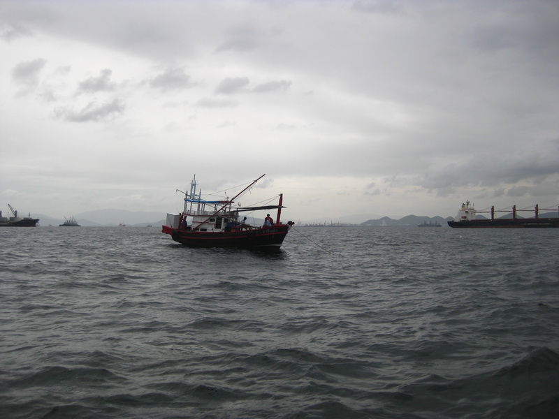 ที่หมายร้านดอกไม้แห่งนี้มีเรือมาเฝ้าปลาสละหลายลำ :ohh:
ก็บอกแล้วทะเลเงียบเป็นกระจก  :laughing: :lau