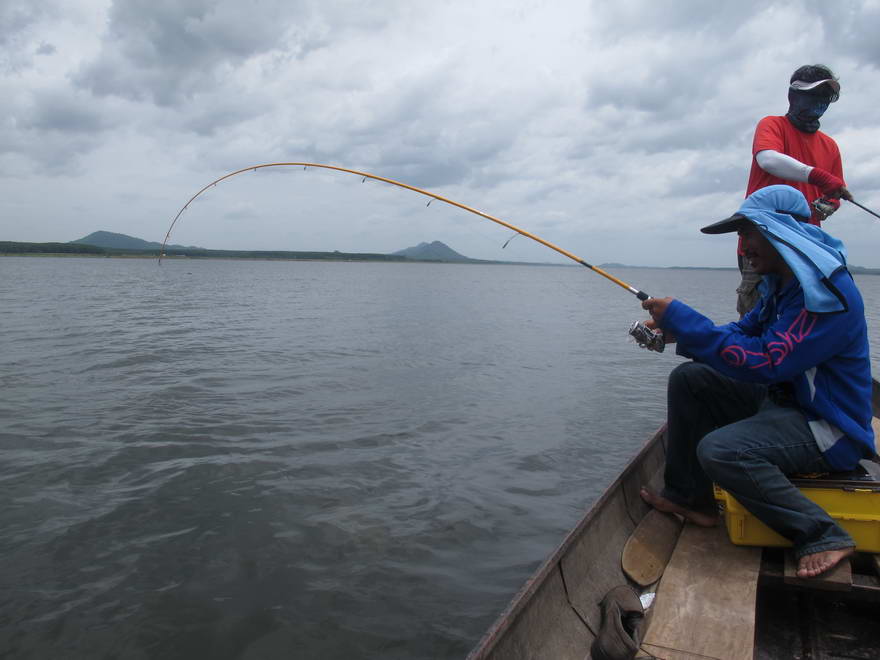 พอไต๋เรือเปลี่ยนเรือเราก็ย้ายหมายมาตรงเขื่อนตรงนี้น้ำนิ่งมาก ครับ กัปตันจั่วมาอีกหนึ่ง ส่วนผมแห้วครั