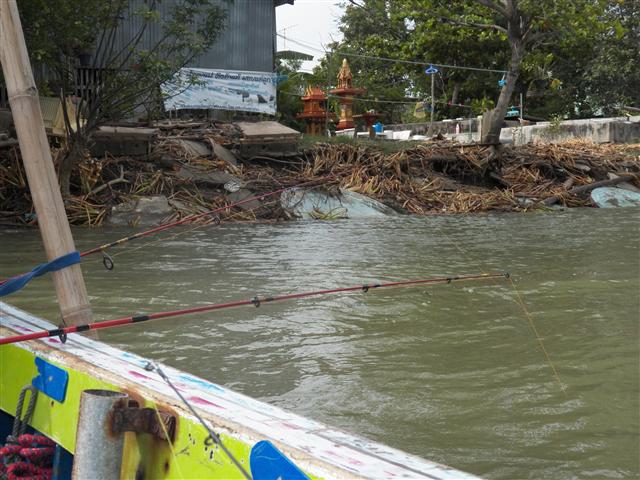 ริมตลิ่งกินห่างตัวครับ แต่ท้ายเรือยังงัดไม่หยุดครับ :smile: :smile: