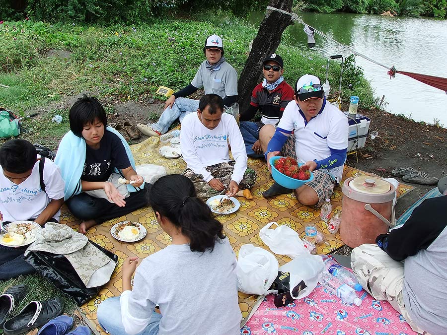 [b]เจ้าของบ่อใจดี  ทั้งอบกุ้ง ให้กิน แถมยังตบท้ายด้วย เงาะ อีกค๊ะ อิอิ[/b]
:umh: :umh: :umh: :umh: 