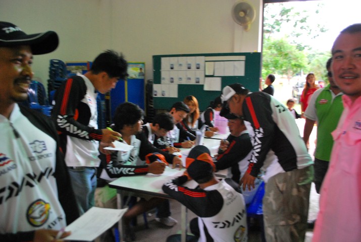 


หัวหน้าทีม..สั่งการ(เหล้า..ไม่มีสั่งอะ...กำ) :laughing: :laughing: :laughing: