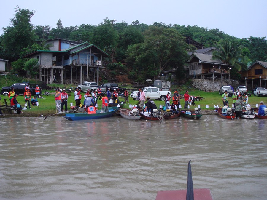 ตัดมาตอนปล่อยตัวกันเลยครับ......ฝนปรอยๆ   บรรยากาศ  มันช่าง...โรแม้นมากมาย.....สยองสุดๆ  :laughing: 