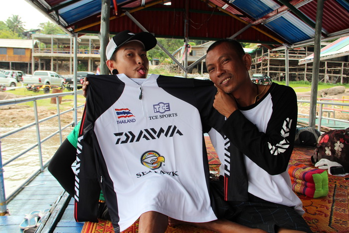  [b]สนามนี้ ได้ชุดแข่งสีใหม่มา  ภายใต้แบรนด์  DAIWA จาก บ. TCE  Sport[/b]   :cheer: