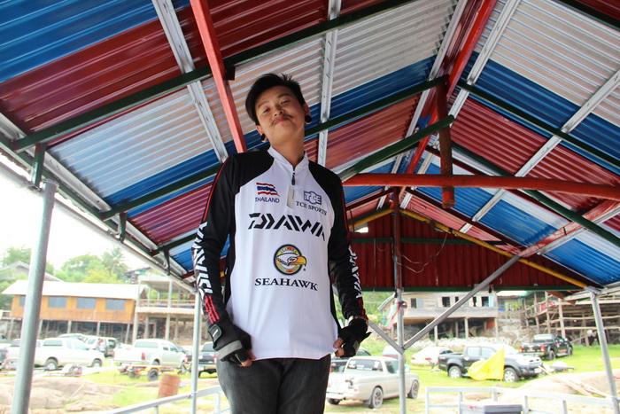  [b]ชุดแข่งใหม่ของสุขโขทีมครับ  แสดงแบบโดยน้าปู หนุ่มหล่อจากลำนารายณ์[/b]   :cool: