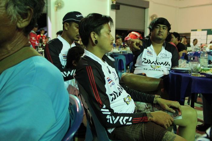  [b]ส่วนคนนี้  ไปซะแล้ว[/b]  :laughing: