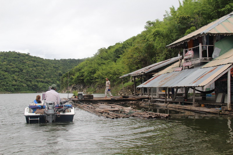 เรือมาปุ๊บ เจ้าหน้าที่เดินมาปั๊บเลยครับ