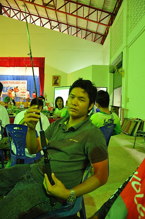 น้องได้รางวัลจับฉลาก คันเบ็ด  ส่วนผมได้ สายอ็น ประจำ  :mad: :mad: :mad: :mad: