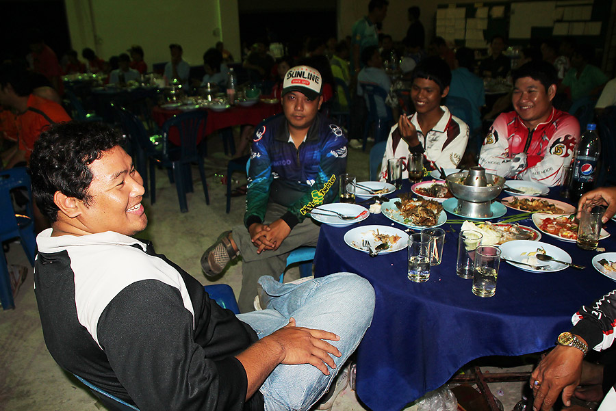  [b]++โต๊ะนี้นักแข่งของสยามซู....นังเจ๋ง....ผู้จัดกวนทีม[/b] :laughing: :laughing: :laughing: :laugh