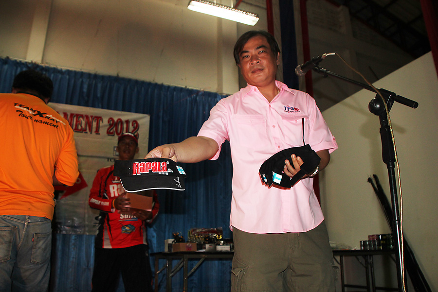  [b]+++พี่ตุ้ย...เอาหมวกสวยๆที่ระลึกจากงาน RAPALA  มาแจก 10 ใบ(แต่ อ่ำไม่ได้กะเขาเหมือนเดิม)[/b] :la
