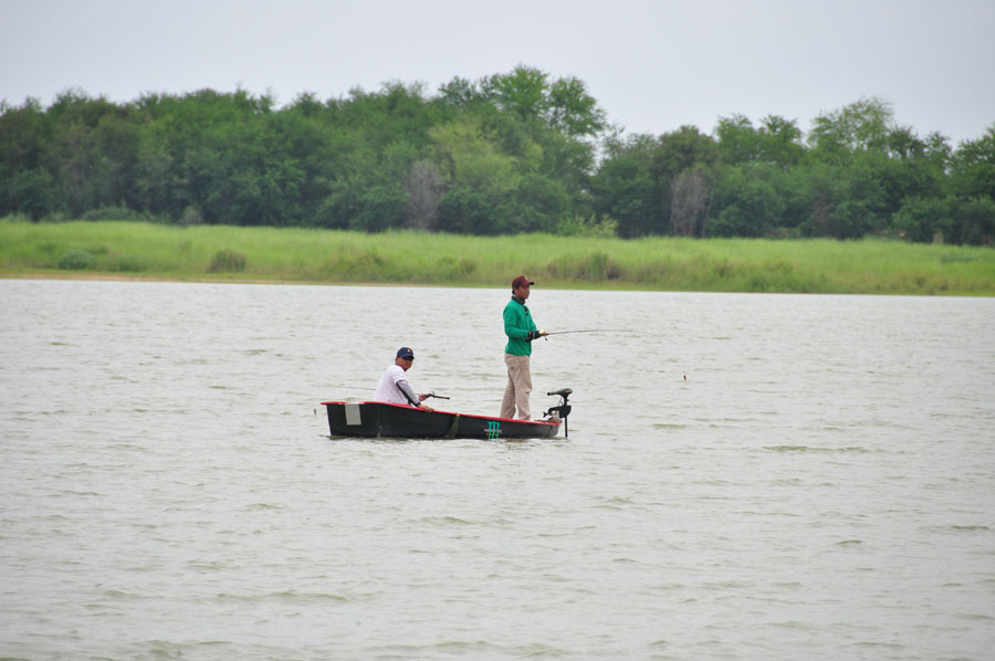 เรือแดงดำ ลำพี่เจตตามมาสมทบช่วงบ่ายกำลังตกอยู่อีกด้านครับ :smile: