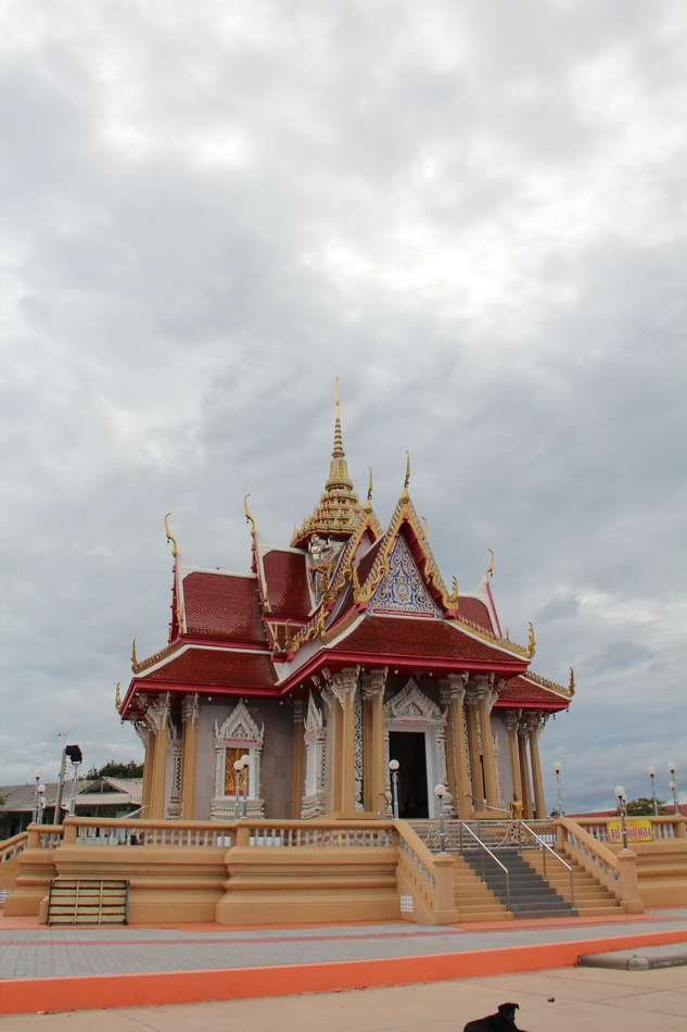  [b]วิหารหลวงพ่อหลังนี้ อยู่ข้างๆทางลงไปที่ท่าน้ำบ้านปลาน่ะแหละครับ[/b] :blush: