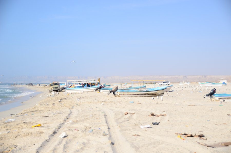 [b]ขากลับวิ่งมาบนชายหาดเลย ลุยจริงๆ กัปตัน Ed ผ่านเรือประมงท้องถิ่น ส่วนใหญ่เป็นไฟเบอร์เครื่องเกาะท้