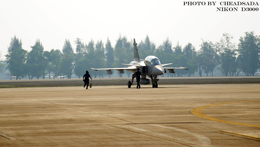 และีนี่คือ  น้องใหม่ล่าสุดของไทย  Gripen   ครับสัญชาติ  สวีเดน   สุดยอดครับ    