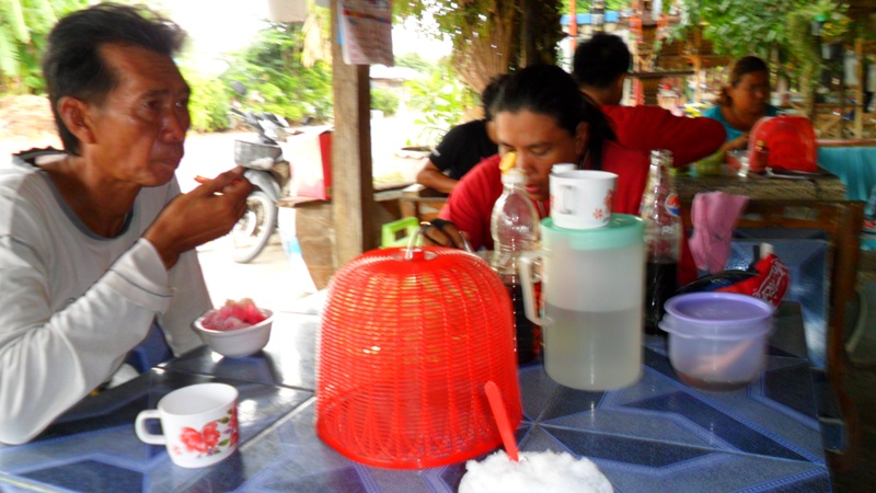 


  แวะหาของกินกันก่อนคร้าบบบ...ก๋วยเตี๋ยว..กะหวานเย็น...โอ้ววว  แม่เจ้า :ohh: :umh: :ohh: :umh: