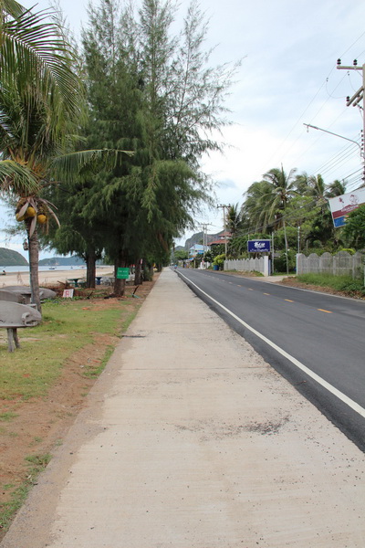  [b]ถนนเส้นนี้จะยาวไปตลอดชายหาดเลย ระยะทางหลายกิโลทีเดียว[/b]  :cheer: