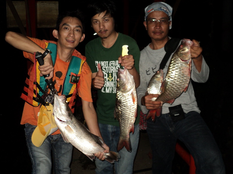 กลับขึ้นฝั่งถ่ายรูปปลารวมกันก่อนครับ