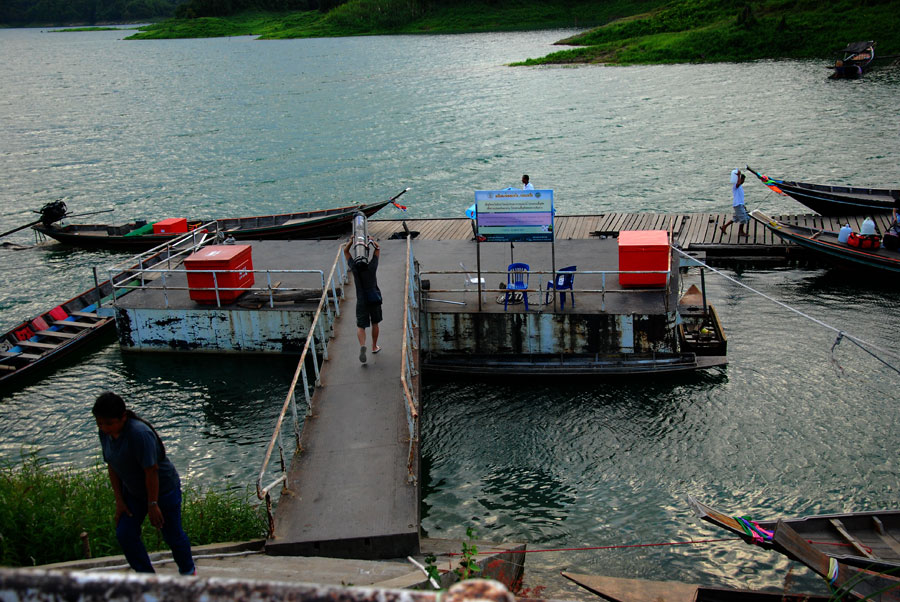 จุดลงเรือที่ท่าเรือ   เขื่อนรัชประภา(เชี่ยวหลาน)  วันเสาร์ที่ผ่านมา 

พี่โป้ง และพี่คด  เอาเรือมาท