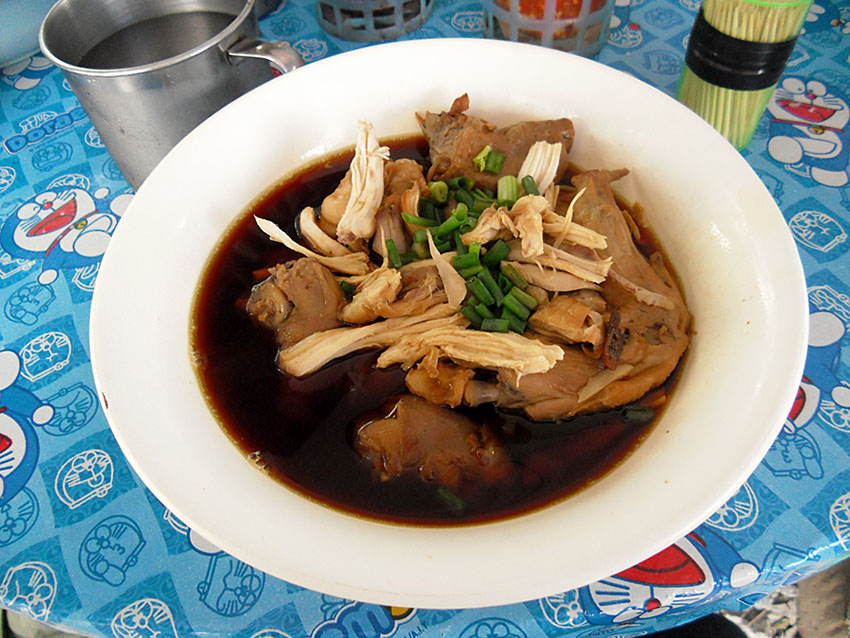 ก๊วยเตี๋ยวไก่มะระครับ น้าท่านใดผ่านมาแถวโคราชลองแวะชิมได้ครับ หน้าวัดดอนหวายครับ อร่อยที่สุดในโลกครั