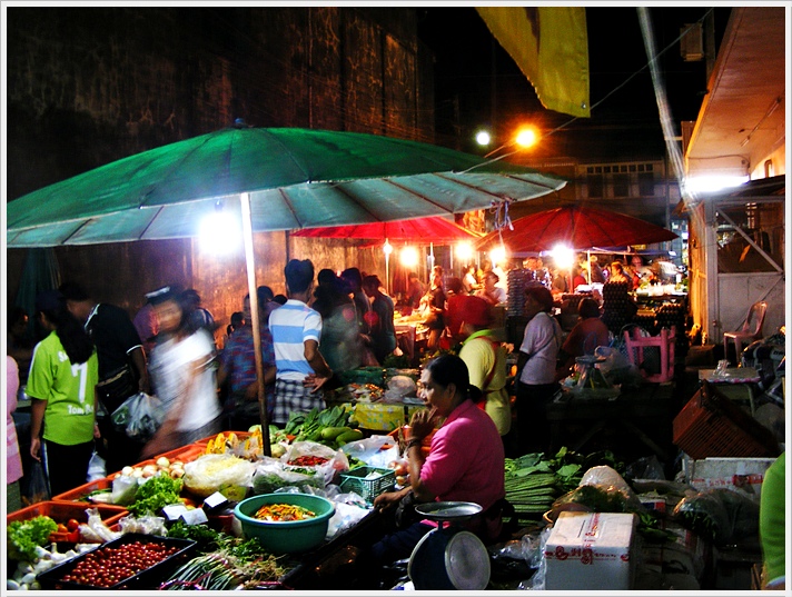  [center]ตลาดนาโยง จ.ตรัง ตลาดเล็กๆ ก่อนเข้าตัวเมืองตรังบรรยากาศช่วงเช้าคึกคักดีจริงๆ ครับ :blush:[/