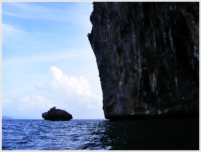  [center]บังสีหนั่นพาพวกเราวิ่งเรือวนมาหลังเกาะมุกทางด้านทิศตะวันตกปุ๊บ[/center] [center]เกมส์ตีเหยื