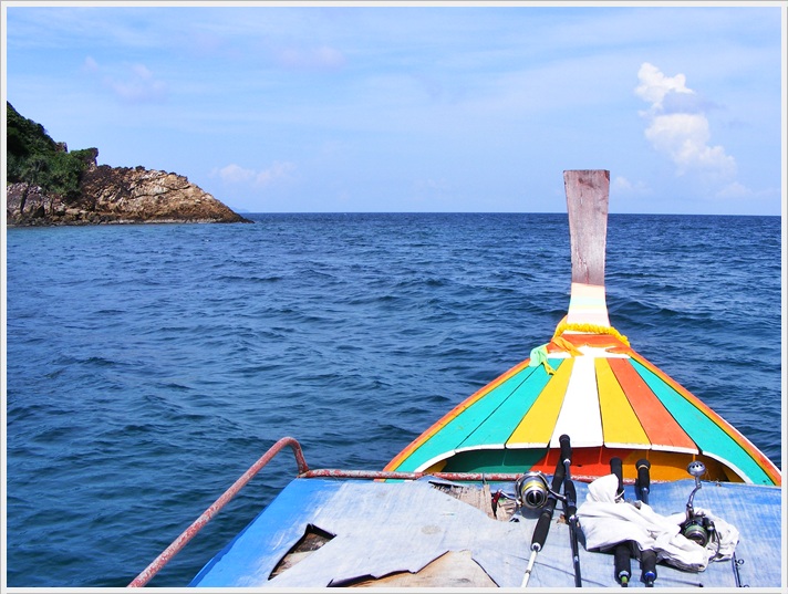  [center]ถึงหัวเกาะมุกทางด้านทิศตะวันตก เสียงเครื่องเรือเบาลงก็ลุกขึ้นเตรียมตัวตีเหยื่อกันต่อ :blush