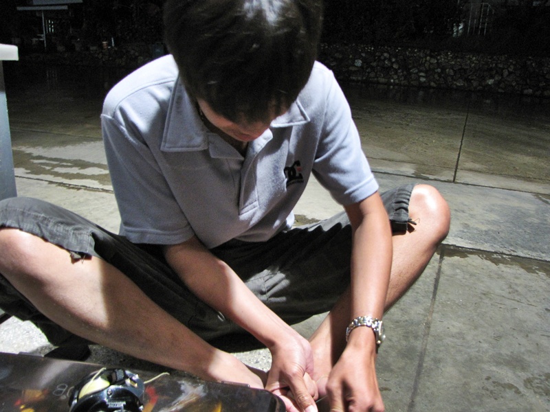   นาย คนนี้ เพื่อนกบคับ กำลังนังมัดสายหน้า
อยู่เลยทีเดียว  สงสัยกลัวไม่ทันผมมั้ง

 :grin: :grin: 