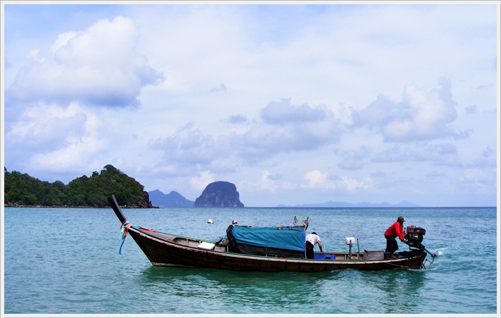  [center]วิ่งเรืออ้อมไปทางด้านหลังเกาะไหงนิดเดียวก็ลุยได้เลยครับ[/center]