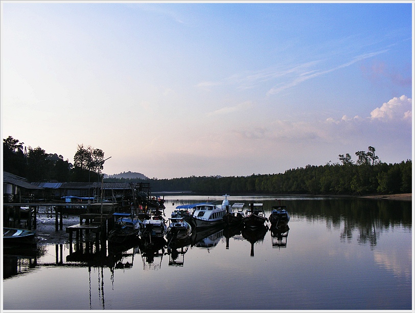  [center]บรรยากาศยามเช้าของท่าเรือแห่งนี้ :blush:[/center]