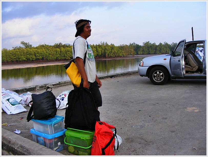  [center]ช่วยกันขนถ่ายสัมภาระเตรียมเอาลงเรือ[/center]