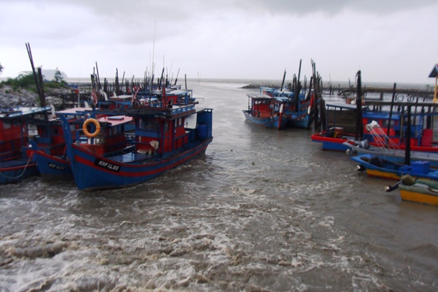 ท่าเรือครับ เรือที่มาเลสีเหมือนกันหมด มีเบอร์ติดว่าเป็นลำไหน