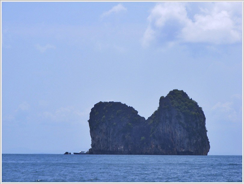  [center]"เกาะม้า" ยังไม่เคยมีโอกาสแวะตีทีี่เกาะนี้เลยครับ เพราะว่ามีสัมปทานรังนกอยู่ที่เกาะนี้ :b