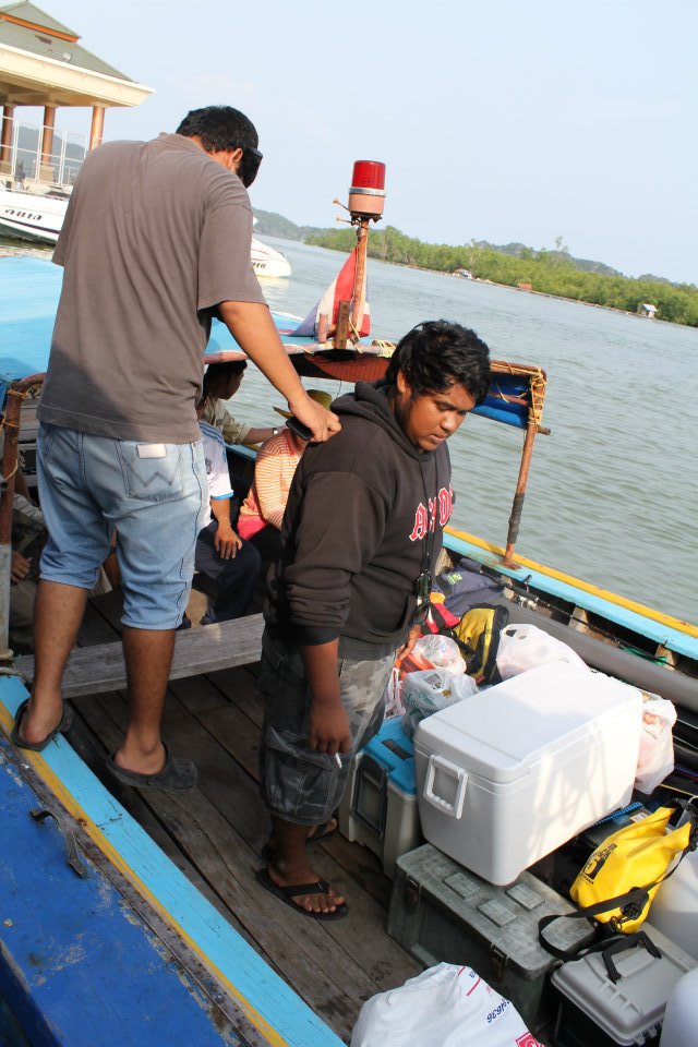 ขนสัมภารก ลงเรือเล็กออกไปลงเรือไต๋หลีที่ปากอ่าวครับ เพราะให้ไต๋ไดร์หมีกไว้ให้ครับ ได้หมึกมาไม่เยอะคร