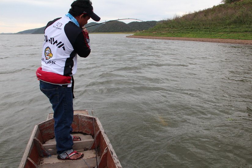  [b]ลมแรงมาก  ยืนบนเรือลำบาก เสียวจะตกเรือ  แต่ปลาก็กัดดี  ได้มาอีกตัวนึงแล้ว[/b]  :cheer:


<<<<