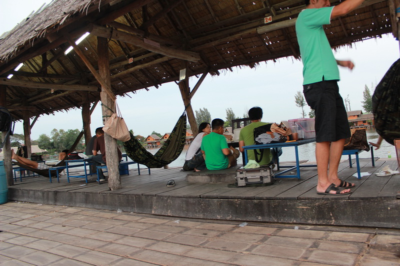 นี่ก็กิน มากันหลายครอบครัวครับ    :cheer: :cheer: :cheer: