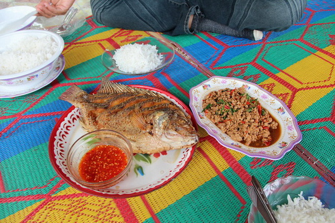  [b]มาบ้านไต๋ไก่ สะดวก สบายครับ  อาหารการกินสบายๆ กินเสร็จอาบน้ำนอน รออกรอบบ่ายได้อีก[/b]  :cheer: