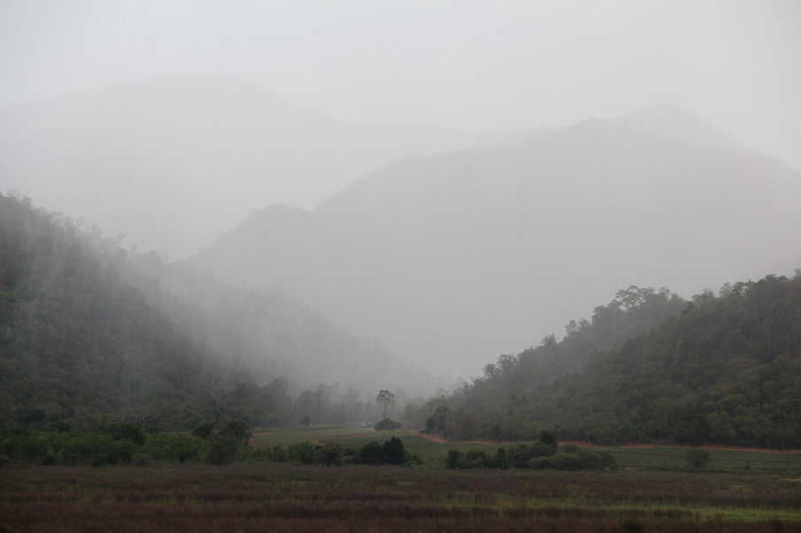 [b]ม่านฝนสีขาว[/b]  :love: