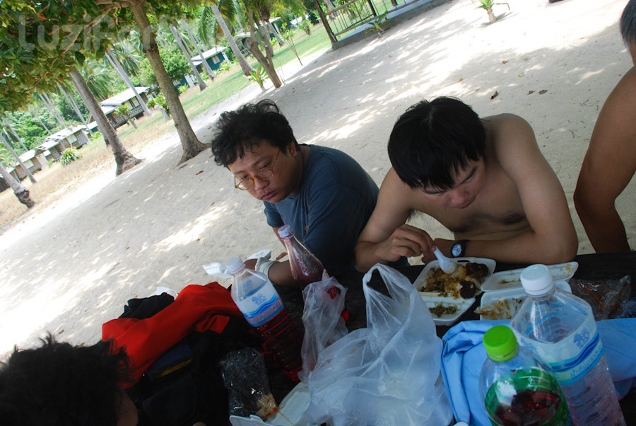 เติมพลังกันก่อนครับ

คนละกล่องสองกล่อง

 :umh: