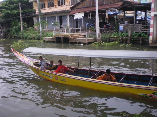 เวลา 8: 30 น. เรือของนักท้องเที่ยวยังเยอะอยู่เลยๆ :smile: :smile:

เด็กกลุ่มนี้ถือคันเบ็ดครบทุกคนเ