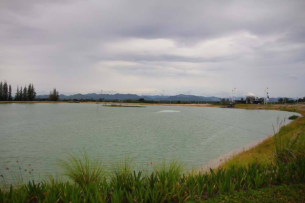 ด้านข้างติดกันเป็นบึงเวคบอร์ด ลืมบอกไปครับ สวนน้ำBlack mountain อยู่ที่หัวหินนะครับ น้าๆท่านใหนกำลัง