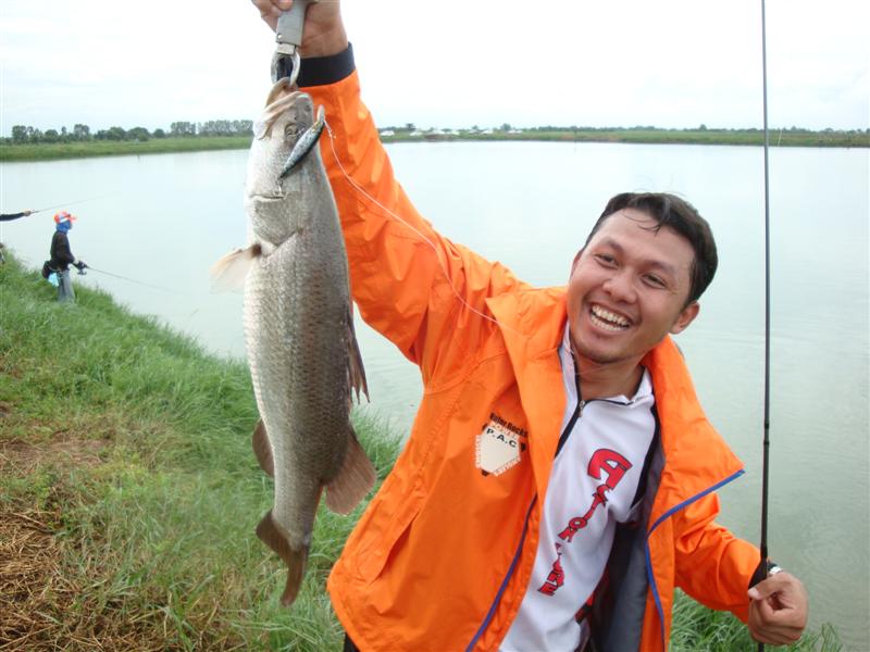  [b]คนนี้บอกจะหาปลาให้เพื่อน  เพื่อนมาไกลเดี๋ยวไม่มีปลากลับไปกิน กร๊ากกกก[/b] :laughing: :laughing: 