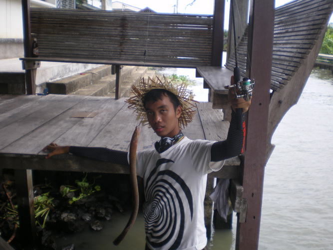 สักพักต่อมา... :rose: :rose:
-- - - - - - - - -- - - - - - ---
มันก็มาแล้ว ปลาตัวแรกของเรา โอ๊!สวร