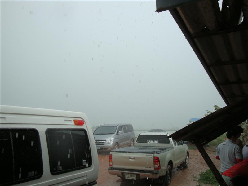  [b]ฝนลงมองบ่อไม่ค่อยเห็นเลยครับ :sad: :sad: :sad:[/b]